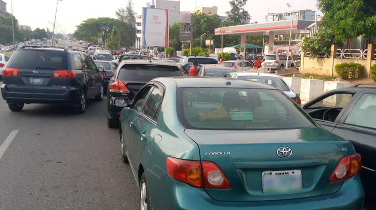 Queues-for-petrol-in-Abuja